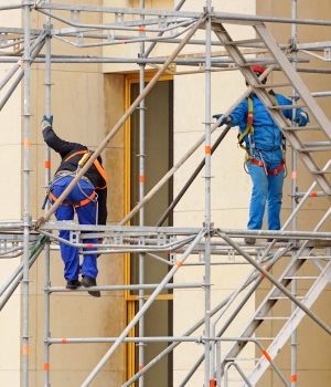 Echafaudeurs assemblant un échafaudage Echafaudeurs assemblant un échafaudage