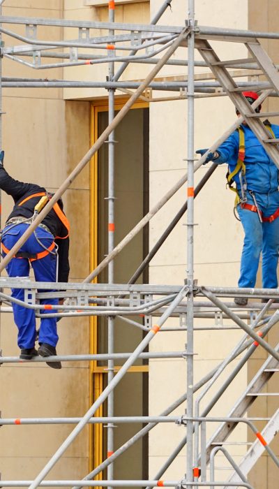 Echafaudeurs assemblant un échafaudage Echafaudeurs assemblant un échafaudage